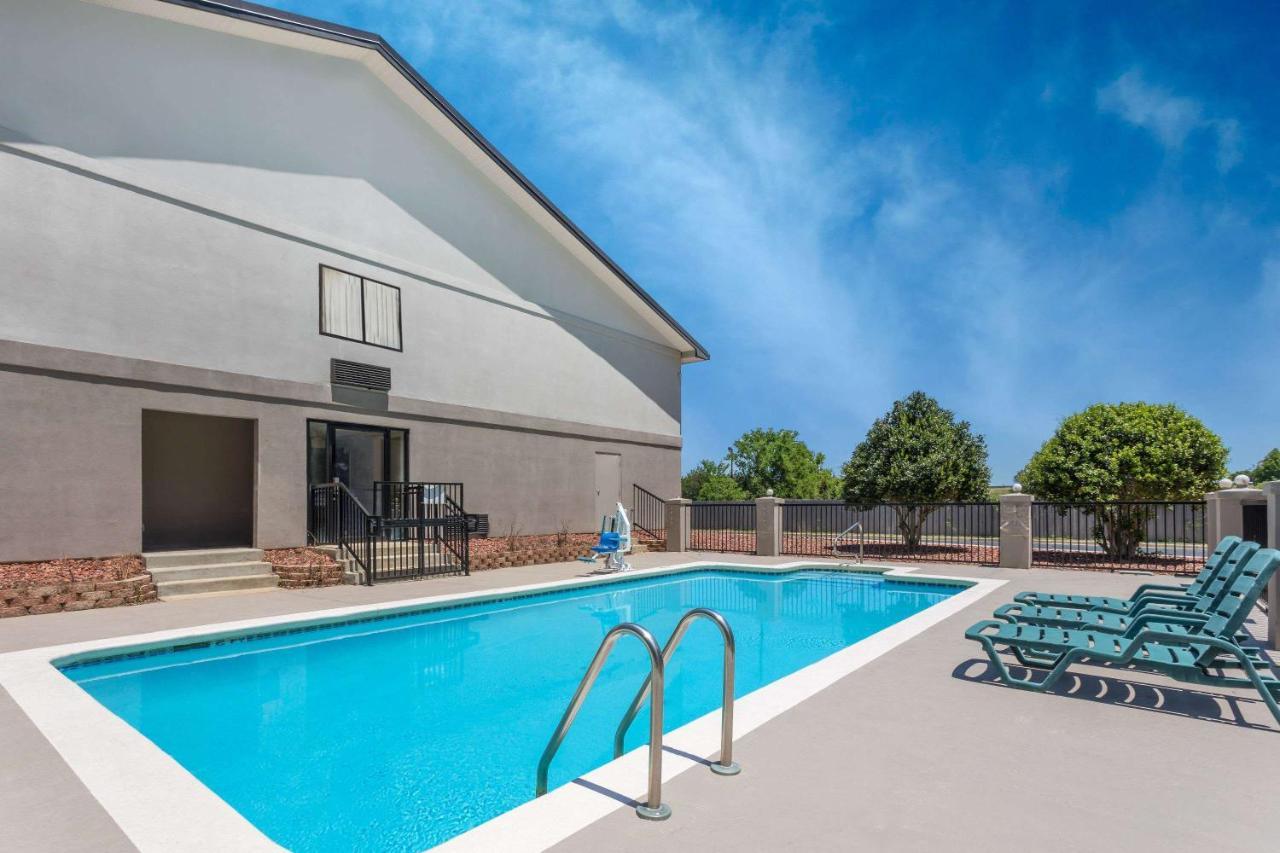 Super 8 By Wyndham Montgomery I-65 Exteriér fotografie